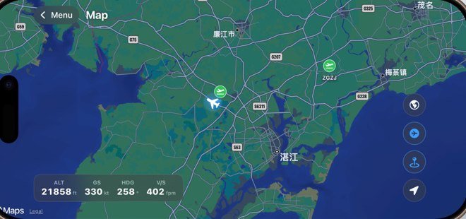 SkyYoke live map with your aircraft, nearby traffic and altitude, speed, heading and vertical speed